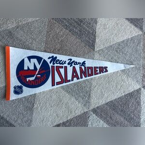 EARLY 1970'S NEW
YORK ISLANDERS NHL
HOCKEY PENNANT FLAG